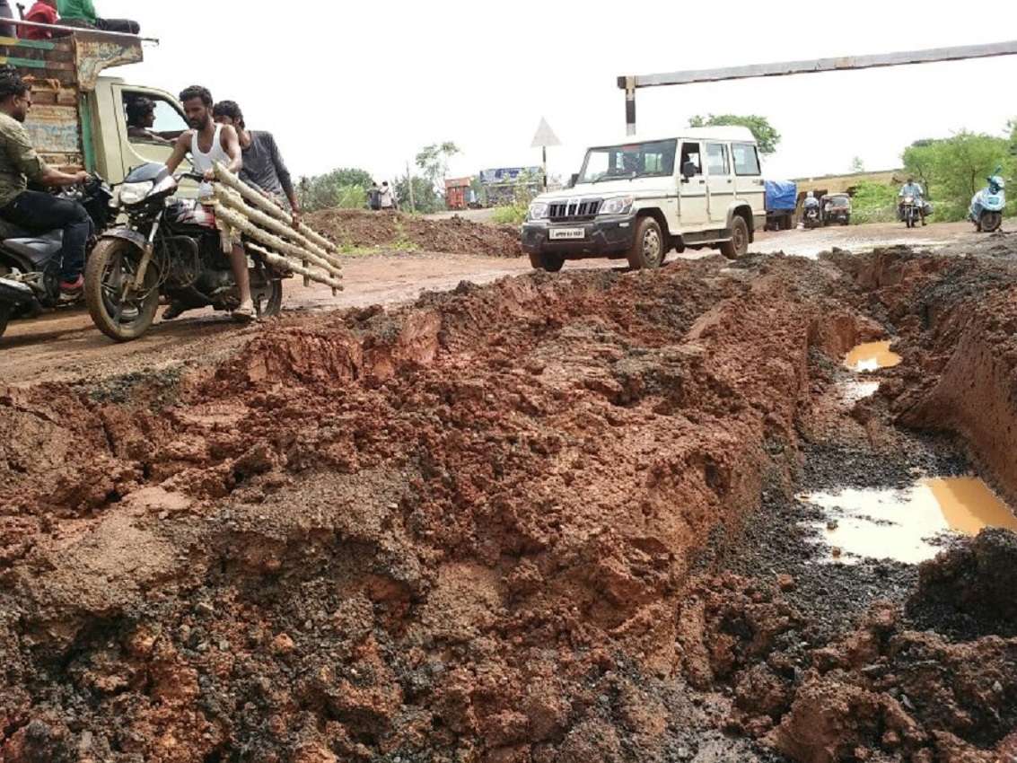 सड़क की हालत ऐसी कि पैदल चलना भी मुश्किल