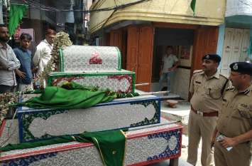 Muharram Tajia Julus Unique tradition in Up Mau मुहर्रम पर अनोखी परम्परा, संस्कृत पाठशाला की तीन सीढ़ियां चढने के बाद सफल माना जाता है ताजिया जुलूस