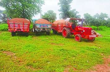 Police seized five tractor-trolleys while illegally transporting sand पुलिस ने रेत का अवैध परिवहन करते पांच ट्रैक्टर-ट्रॉली की जब्त