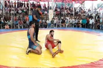 Chakradhar Festival: The audience enjoyed the wrestling game चक्रधर समारोह : देर रात तक दर्शकों ने कुश्ती खेल का लिया आनंद, देखिए वीडियो...