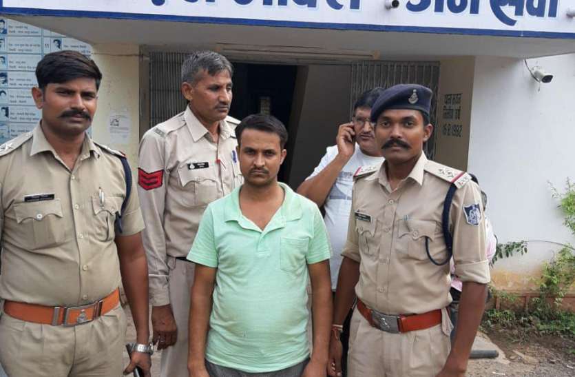 A young man was caught selling cough syrup कफ सिरप बेचते पकड़ा गया युवक
