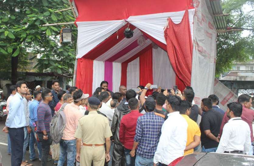 सूरत में गणेश प्रतिमा खंडि़त कर धार्मिक भावनाएं भडक़ाने का प्रयास सूरत में गणेश प्रतिमा खंडि़त कर धार्मिक भावनाएं भडक़ाने का प्रयास