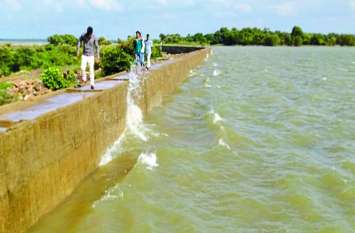 Two youths taking selfies fell in Tandula आप तो नहीं करते ऐसी गलती : सेल्फी लेते दो युवक गिरे तांदुला में