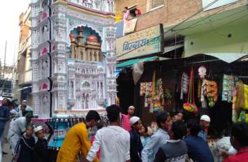 Many chalk arrangements made by the police मुर्हरम पर निकले ताजिए, जगह-जहग हुआ लंगर