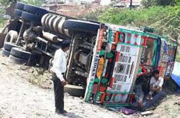 truck accident, Truck hit the motorcycle, three people safe ट्रक ने मोटरसाइकिल को चकनाचूर किया, छू कर निकल गई तीन जनों को मौत