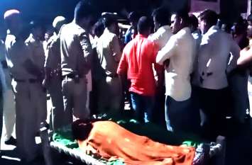 Wife Died after Murder Accused Arrested People Protest with Dead Body हत्यारोपी पति की गिरफ्तारी से लगा सदमा, पत्नी की मौत, शव लेकर लोग एसपी कार्यालय पहुंचे