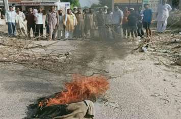 road construction People jammed an hour due to rigging सड़क निर्माण में धांधली को लेकर लोगों ने एक घंटा लगाया जाम