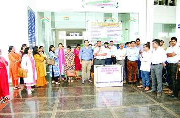 Doctors of medical college protest, work stopped for two hours मेडिकल कॉलेज के चिकित्सकों ने दिया धरना, दो घंटे बंद रखा काम