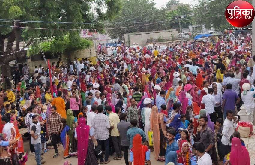 ग्रामीणों की भीड़ उमड़ रही समंद डोवन को ग्रामीणों की भीड़ उमड़ रही समंद डोवन को