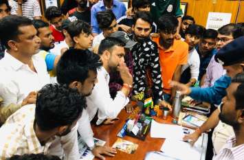 युवाओं का फूटा गुस्सा, एनएसयूआई और विधायक समर्थकों ने किया कुलपति का घेराव युवाओं का फूटा गुस्सा, एनएसयूआई और विधायक समर्थकों ने किया कुलपति का घेराव