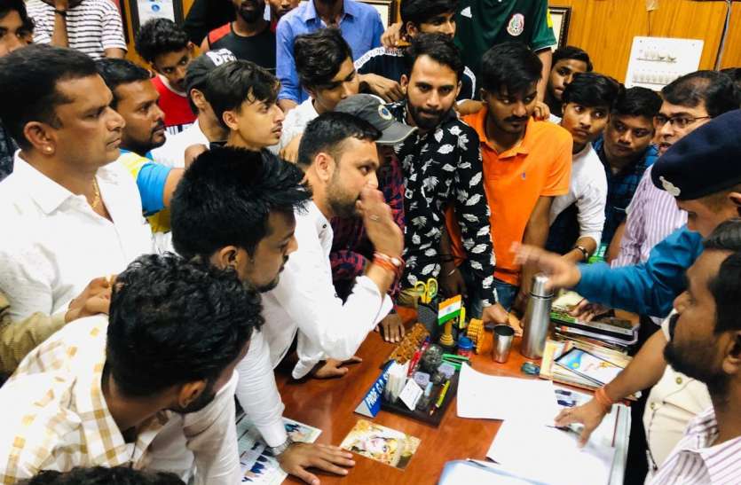 युवाओं का फूटा गुस्सा, एनएसयूआई और विधायक समर्थकों ने किया कुलपति का घेराव युवाओं का फूटा गुस्सा, एनएसयूआई और विधायक समर्थकों ने किया कुलपति का घेराव