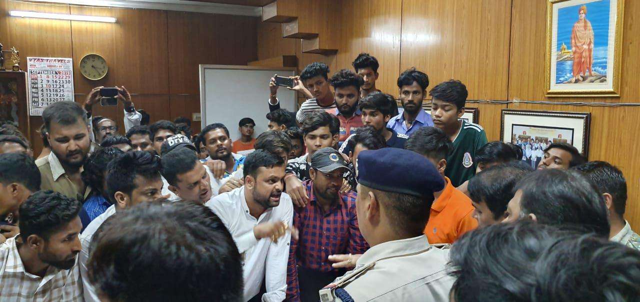 युवाओं का फूटा गुस्सा, एनएसयूआई और विधायक समर्थकों ने किया कुलपति का घेराव