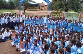 Students lock the school gate in Bemetara District शिक्षकों की कमी से नाराज विद्यार्थियों ने स्कूल के गेट पर जड़ा ताला, प्रदर्शन देख दौड़ते पहुंचे SDM