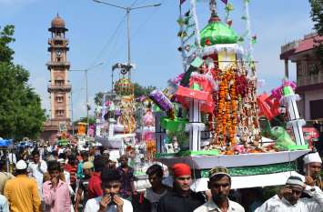 View photos delivered fresh between the melody tunes मातमी धुनों के बीच ताजिए हुए सुपुर्द-ए-खाक देखें तस्वीरें