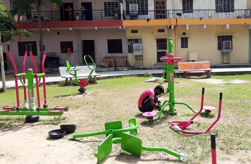 open gym पहले लगाई ओपन जिम, फिर खुले में भिड़े नेता, एक टीम में उतरे सराफ और सुमन, दूसरी टीम में लाटा और अर्चना