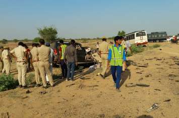 seven killed and twelve injured in road accident in jaisalmer Watch Video:जैसलमेर में दर्दनाक सड़क हादसा: वाहनों की भिड़त में 7 की मौत,एक दर्जन घायल