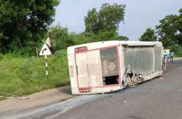 accident with troller and bus on toll road टोल रोड पर सांकरणा के पास पलटा ब्लॉक लदा ट्रोलर व निजी यात्री बस