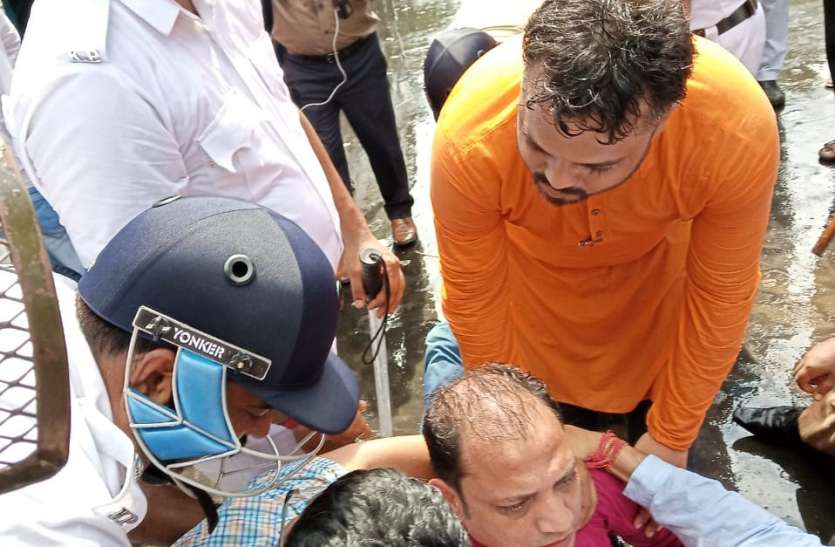 बिजली शुल्क घटाने की मांग पर कोलकाता का सेन्ट्रल एवेन्यू बना रणक्षेत्र बिजली शुल्क घटाने की मांग पर कोलकाता का सेन्ट्रल एवेन्यू बना रणक्षेत्र
