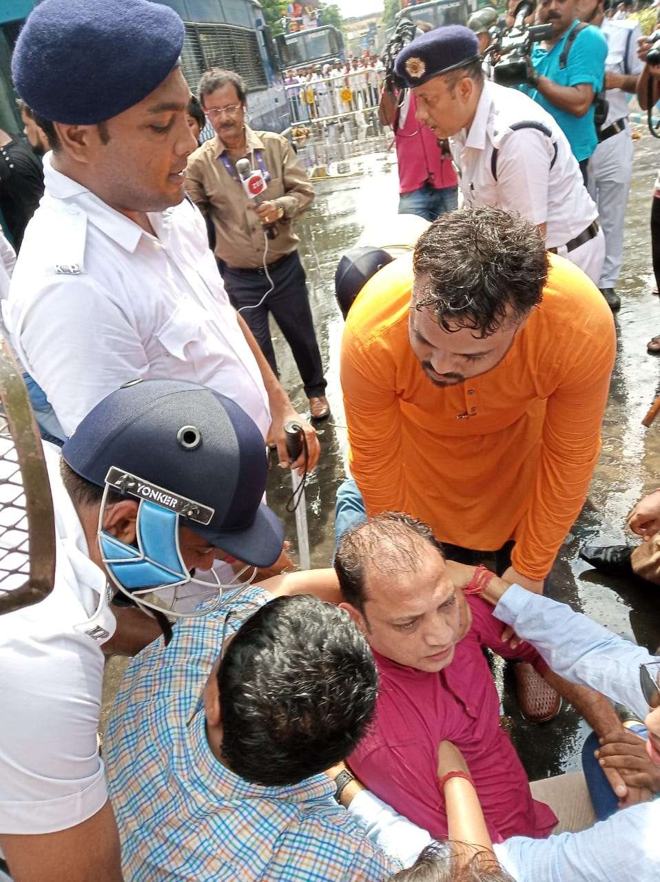 बिजली शुल्क घटाने की मांग पर कोलकाता का सेन्ट्रल एवेन्यू बना रणक्षेत्र