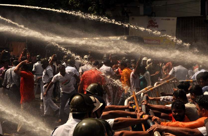 बिजली शुल्क घटाने की मांग पर कोलकाता का सेन्ट्रल एवेन्यू बना रणक्षेत्र बिजली शुल्क घटाने की मांग पर कोलकाता का सेन्ट्रल एवेन्यू बना रणक्षेत्र