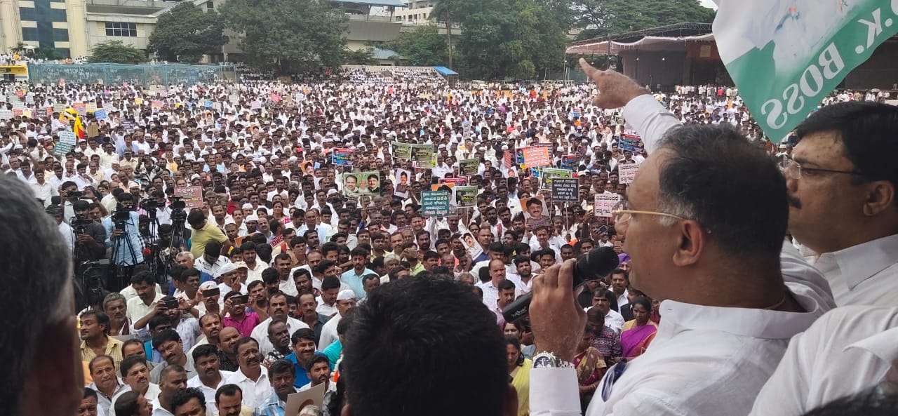 डीके के समर्थकों ने दिखाई ताकत, चौंकी सरकार