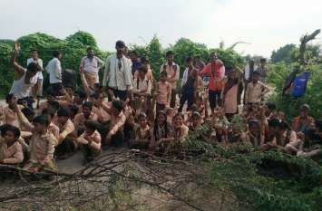 Bundi News,Bundi Rajasthan news, Bundi Hindi news,school,Mud track,Sch विद्यालय की कीचड़ भरी राह, स्कूली बच्चों ने किया मार्ग अवरुद्ध