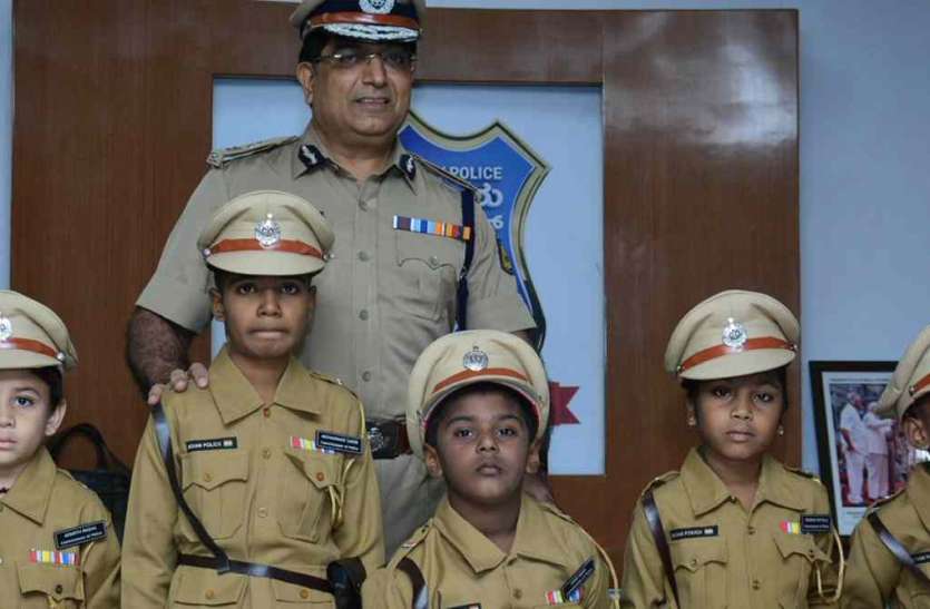 children.jpg बेंगलुरु में पांच बच्चे बनें एक दिन के कमिश्नर, कुर्सी पर बैठ सबको दिया आर्डर