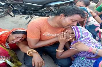 People furious over the death of a woman, performed a body महिला की मौत से भड़के लोग, शव रखकर किया प्रदर्शन
