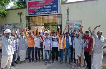 Marriage case registered विवाहिता की हत्या कर सबूत मिटाने के मामले में थाने के बाहर किया प्रदर्शन