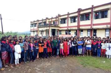 Students protest against the chaos अव्यवस्थाओं को लेकर छात्राओं ने किया विरोध प्रदर्शन