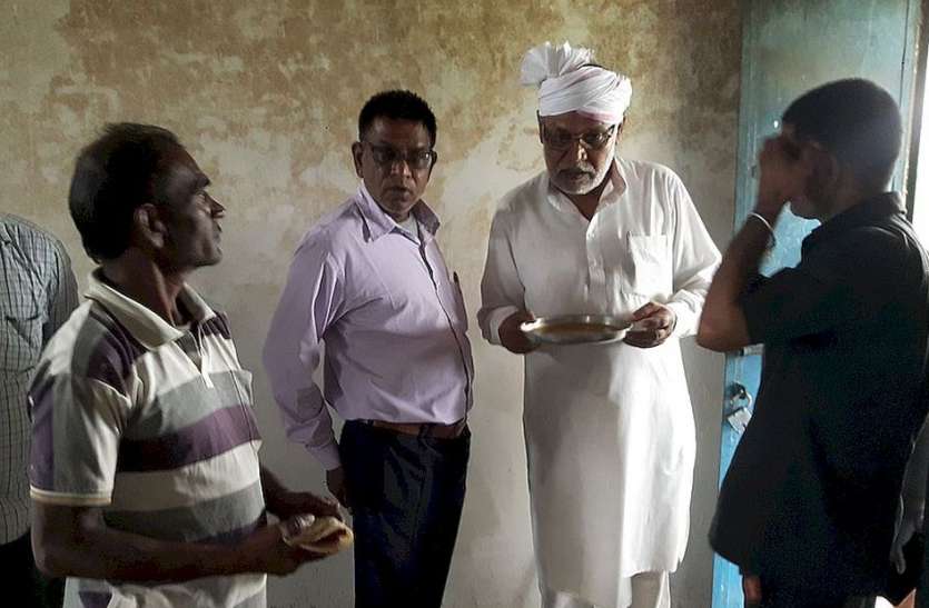 विधायक ने किया निरीक्षण तो सामने आया मासूमों का दर्द... स्कूल में बच्चों की तुलना में कम बनाया पोषाहार, रिकॉर्ड में दिखाया ज्यादा विधायक ने किया निरीक्षण तो सामने आया मासूमों का दर्द... स्कूल में बच्चों की तुलना में कम बनाया पोषाहार, रिकॉर्ड में दिखाया ज्यादा