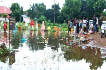 Visarjan in Ganapathy's Photo gallery : लोगों ने उसी तालाब में किया विसर्जन जहां है प्रतिबंध