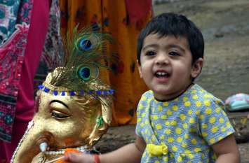 photo Story : Ganesh idol immersion फोटो स्टोरी : मेरे बाल गणेशा अगले बरस तू जल्दी आ, नन्ही मुस्कान के साथ बिदा करती बच्ची.