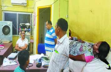 Collector admitted girl to hospital for treatment after snake bite सांप काटने के बाद कलेक्टर ने रात 10 बजे छात्रा को पहुंचाया अस्पताल, इलाज होते तक रुके रहे, सोशल मीडिया पर हो रही तारीफ