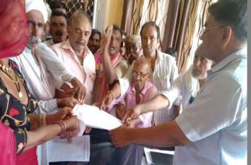 Farmers picket after written assurance लिखित आश्वासन के बाद किसानों ने उठाया धरना