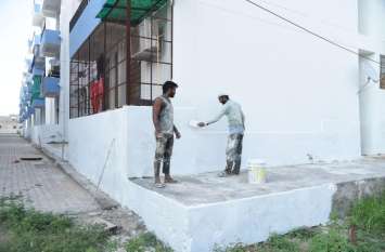 housing board houses in critical condition बाहर की चकाचौंध के बीच, अंदर की हकीकत झांक रही