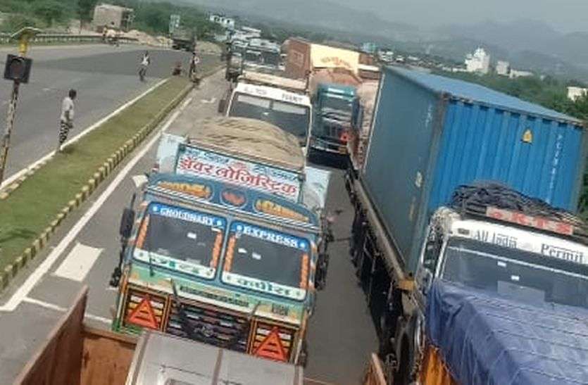 लगाया दो घंटे जाम, वाहनों की लगी पांच किलोमीटर लम्बी कतार लगाया दो घंटे जाम, वाहनों की लगी पांच किलोमीटर लम्बी कतार