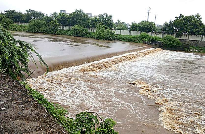 Gujarat heavy rain: सौराष्ट्र के अमरेली और राजकोट जिलों में नदी नालों में आया उफान Gujarat heavy rain: सौराष्ट्र के अमरेली और राजकोट जिलों में नदी नालों में आया उफान