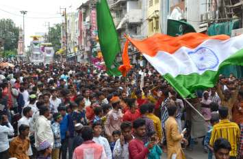 तिरंगे के साथ निकला ताजियों का कारवां तिरंगे के साथ निकला ताजियों का कारवां