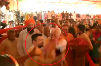 Khattar took his hand and said, I will cut your neck कार्यकर्ता ने भेंट किया मुकुट तो हाथ में फरसा ले खट्टर बोले, गर्दन काट दूंगा तेरी