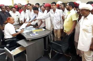 Demand for compensation of kharif crop destroyed by excess rainfall अतिवृष्टि से नष्ट हुई फसलों के मुआवजें की मांग, भारतीय किसान संघ ने एसडीओ को सौंपा ज्ञापन