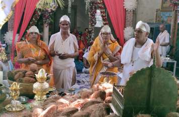 Kalashabhisheka of Lord Shantinath पर्युषण पर्व: दशलक्षण पर्व पर उत्तम त्याग धर्म की पूजा कर भगवान शांतिनाथ का कलशाभिषेक किया