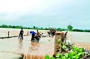 Water flowed from the bridge, the bridge was completely submerged 34 घंटे बाद भी पुल से डेढ़ फिट ऊपर पानी बहता रहा, पूरी तरह से डूबा रहा पुल