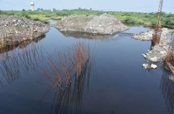 Polluted water started flowing again in bhilwara फिर बहने लगा काला पानी, बोर्ड ने लिए नमूने