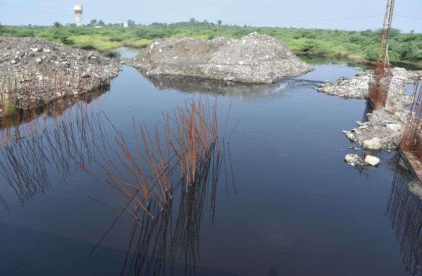 Polluted water started flowing again in bhilwara फिर बहने लगा काला पानी, बोर्ड ने लिए नमूने