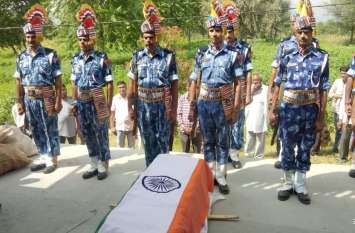 CRPF जवान राम सिंह की ड्यूटी के दौरान हार्ट अटैक से मौत, पैतृक गांव में हुआ अंतिम संस्कार CRPF जवान राम सिंह की ड्यूटी के दौरान हार्ट अटैक से मौत, पैतृक गांव में हुआ अंतिम संस्कार
