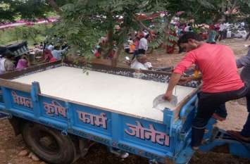 135 kg milk pudding and 90 mana flour poo 135 मण दूध की खीर व 90 मण आटे के पूए की प्रसादी