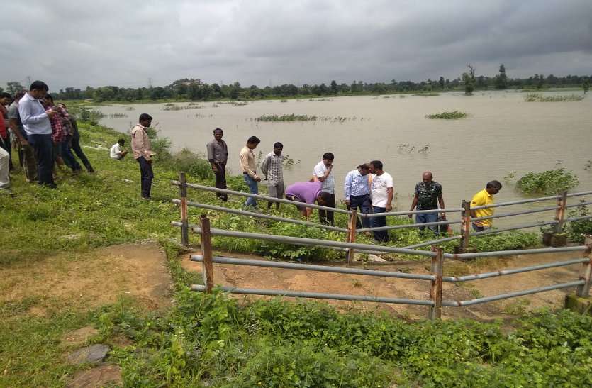 Repairs not been Khatutola barrage of ten years, sank went embankment soil, raises questions दस सालों से नहीं हुई खातूटोला बैराज की मरम्मत, धंस गई बंधान की मिट्टी, उठ रहे सवाल