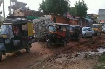Vehicles sunk in sewer line pits सीवर लाइन के गड्ढों मेें आए दिन धंस रहे वाहन