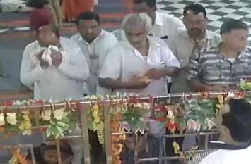 पुलिस को भी विश्वास नहीं हुआ कि मंदिर में हुई ऐसी घटना, फिर सीसीटीवी फुटेज में देखी घटना तो सब चौंक गए पुलिस को भी विश्वास नहीं हुआ कि मंदिर में हुई ऐसी घटना, फिर सीसीटीवी फुटेज में देखी घटना तो सब चौंक गए